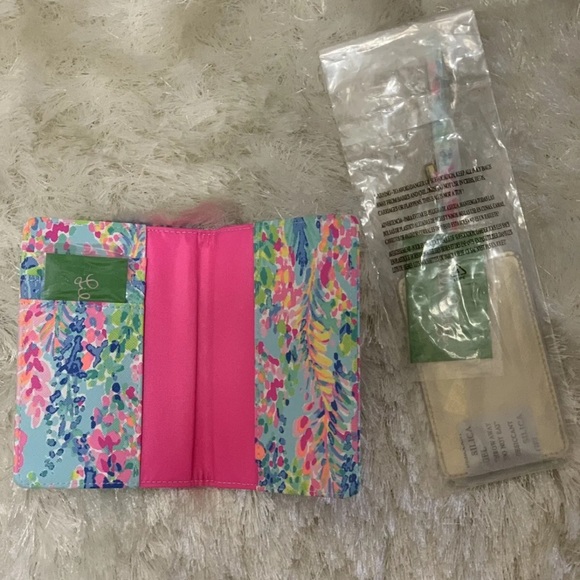 Lilly Pulitzer Accessories Nwt Lilly Pulitzer Passport Case With 2
